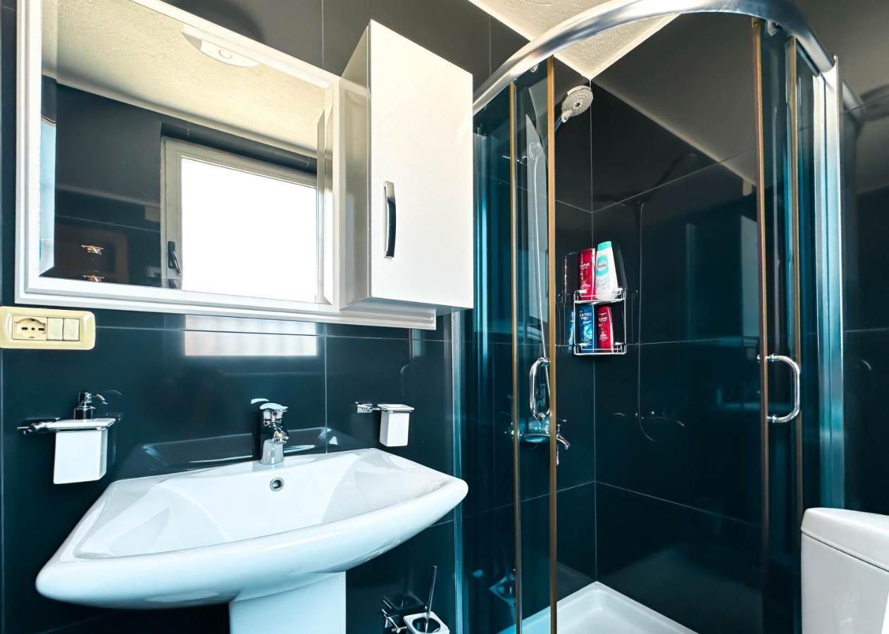 Cozy Elegance Above Korca Apartment Bagian luar foto