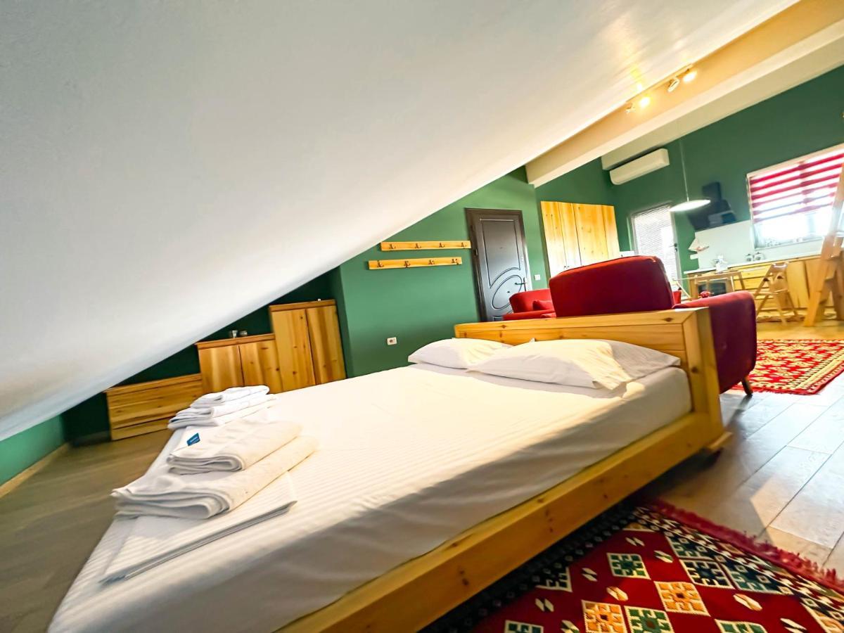 Cozy Elegance Above Korca Apartment Bagian luar foto